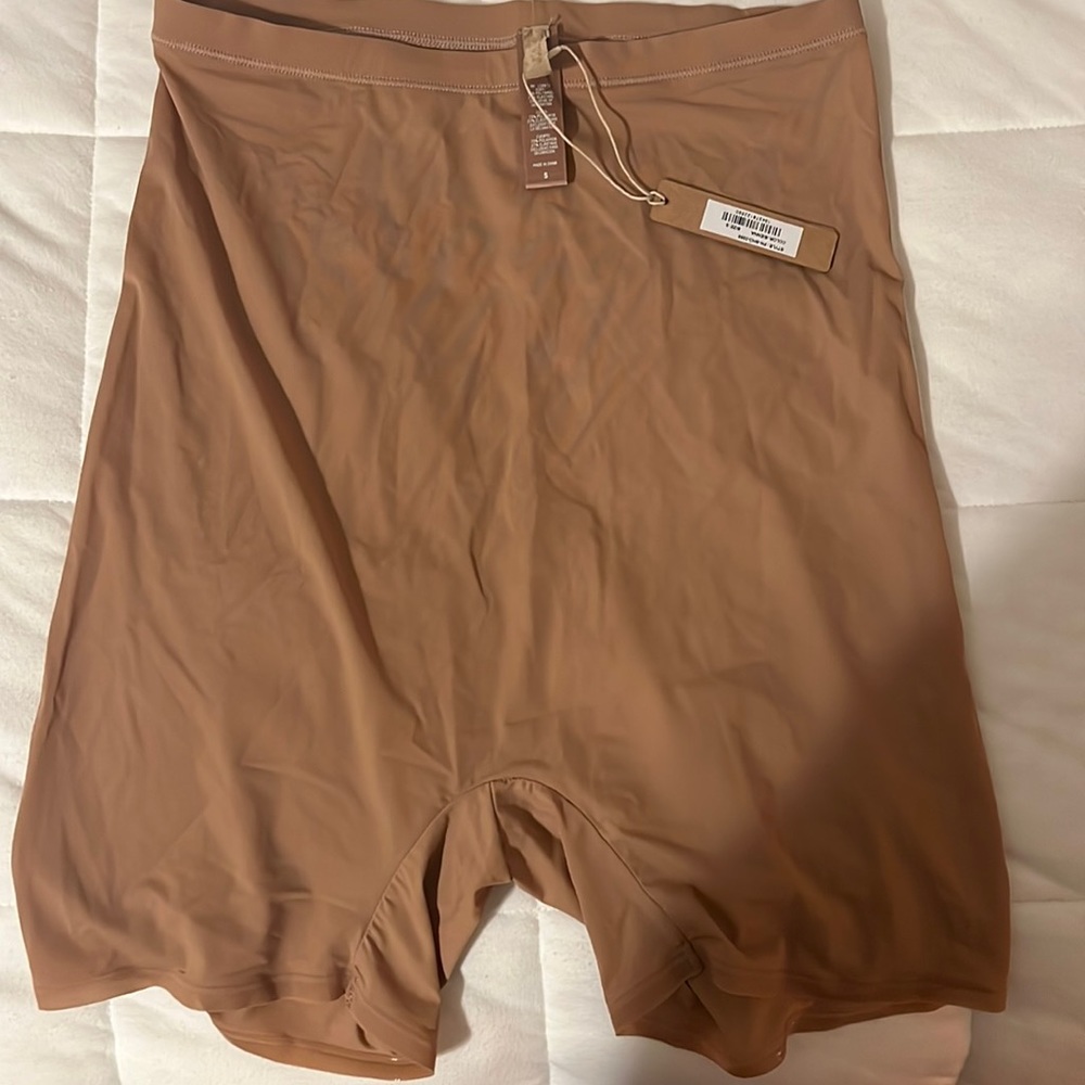 SKIMS size small jelly short